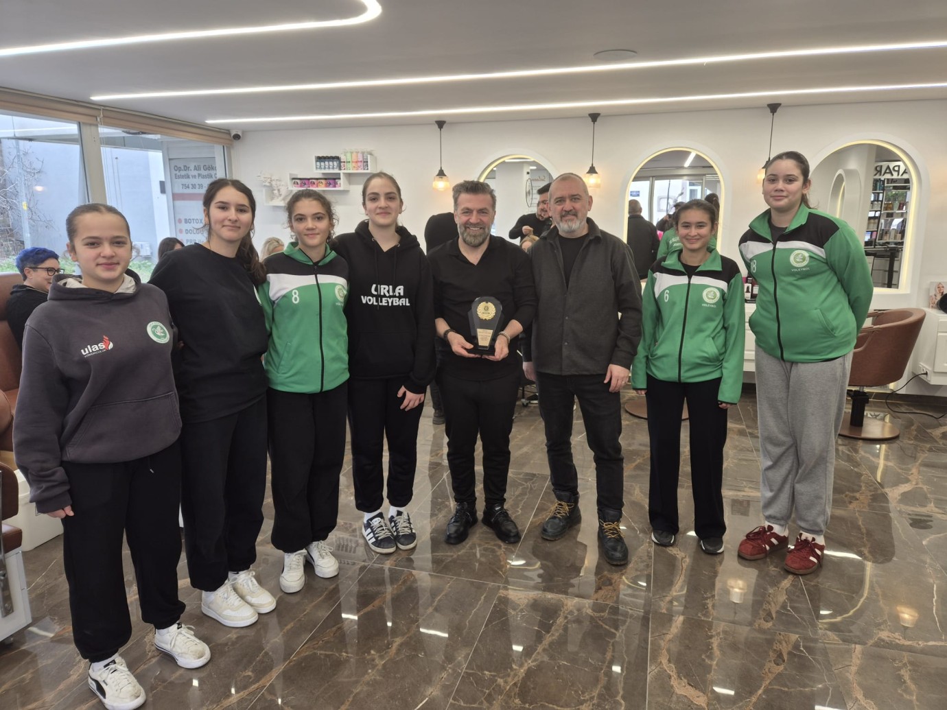 Saloon City’den Urla Gençlik Voleybol Takımına Destek