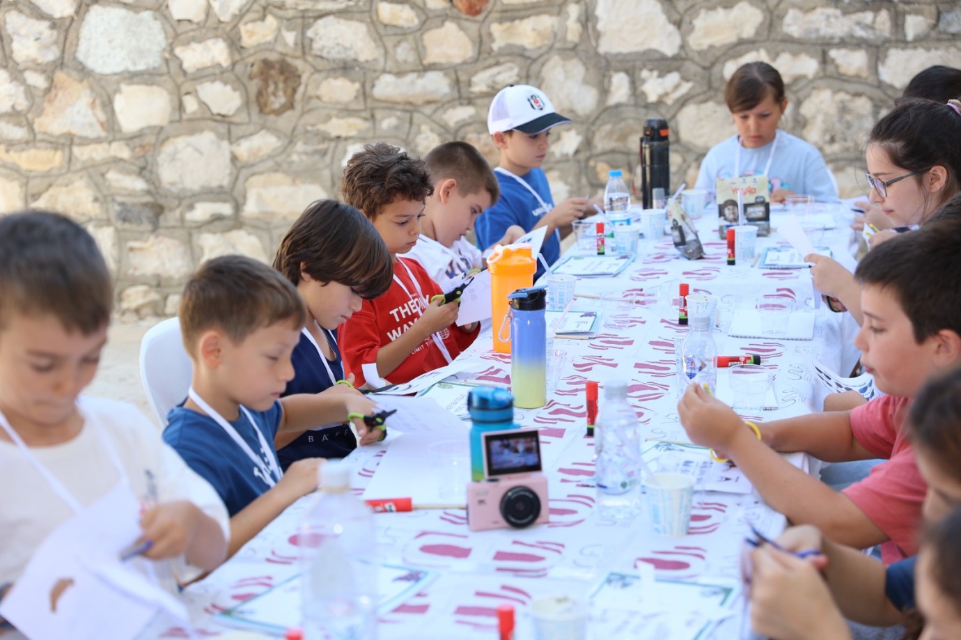 Urla'da Çocuklar Yaz Kurslarıyla Hem Eğleniyor Hem Öğreniyor